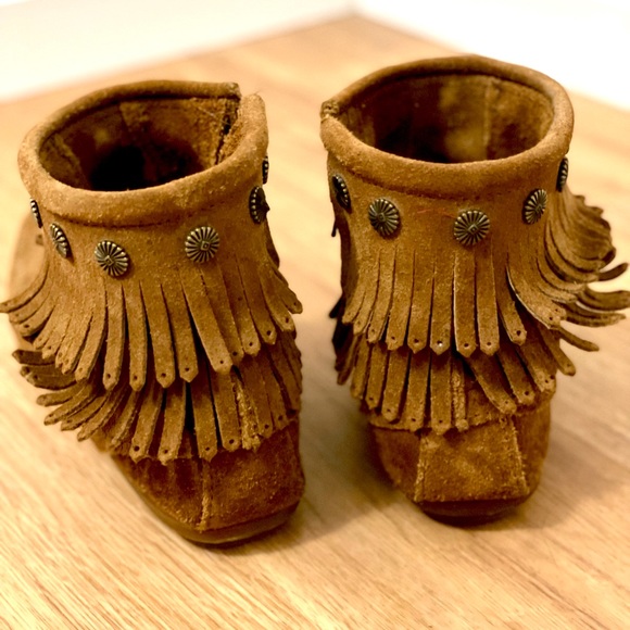 Minnetonka Booties with Fringe | Like New | Size 7 - Picture 3 of 5